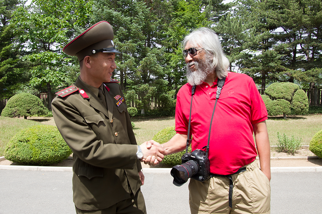 Photosafari's Yusuf meeting up with an army officer at DMZ